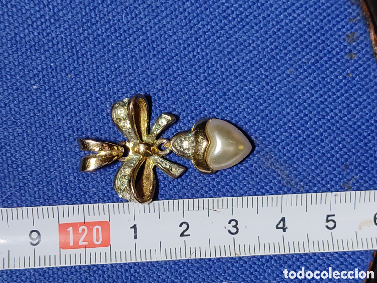 Joyeria: Colgante lazo dorado con coraz&oacute;n de perla simulada. - Foto 2