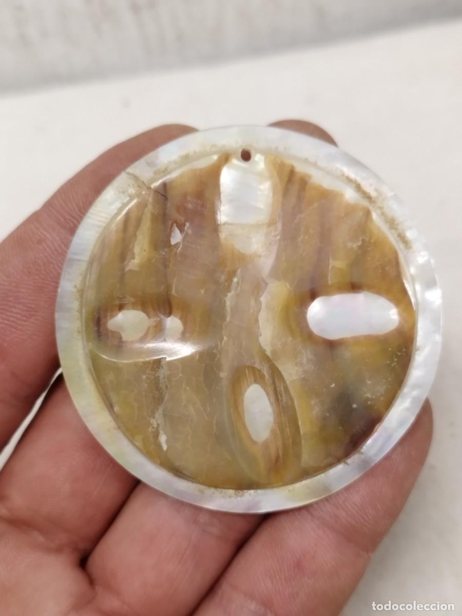 Joyeria: Antiguo colgante, adorno de nacar. A identificar.