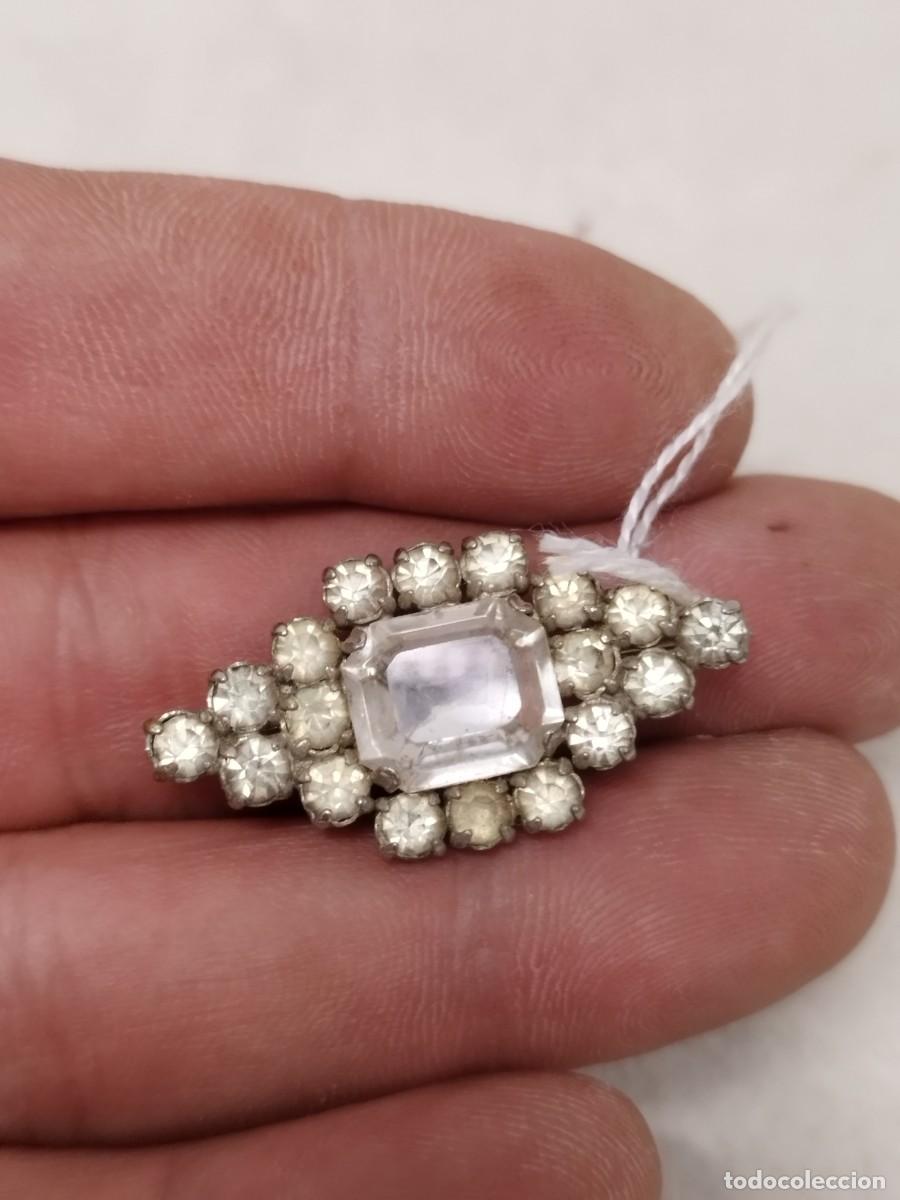 Joyeria: Antiguo broche en forma de ojo, con pedrer&iacute;a a identificar.