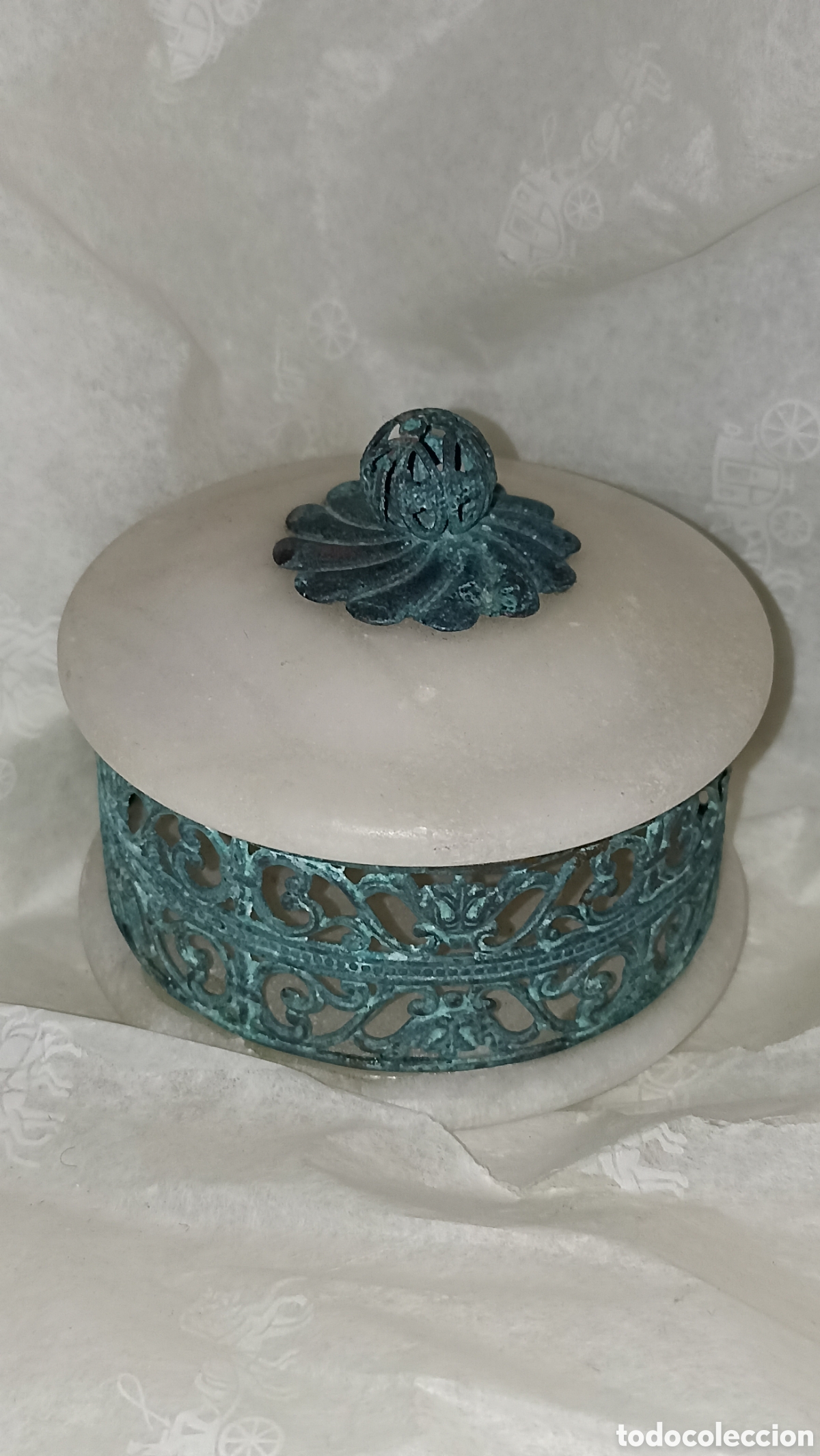 Joyeria: Joyero / Bombonera Vintage de Alabastro y Filigrana de Bronce con P&aacute;tina