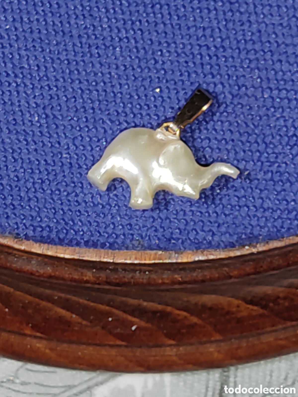 Joyeria: Peque&ntilde;o elefante de n&aacute;car o nacarado para cadena o pulsera.