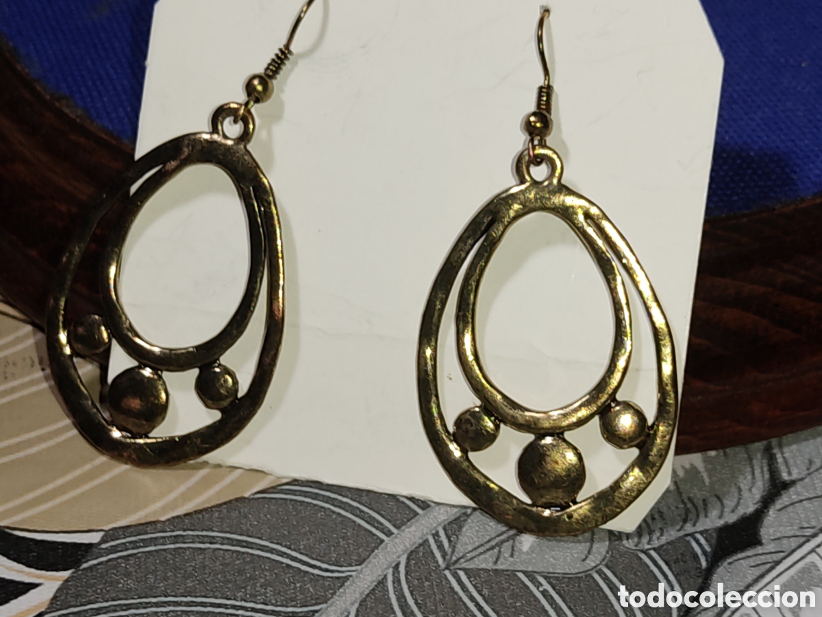 Joyeria: Pendientes modernistas de bronce o lat&oacute;n.