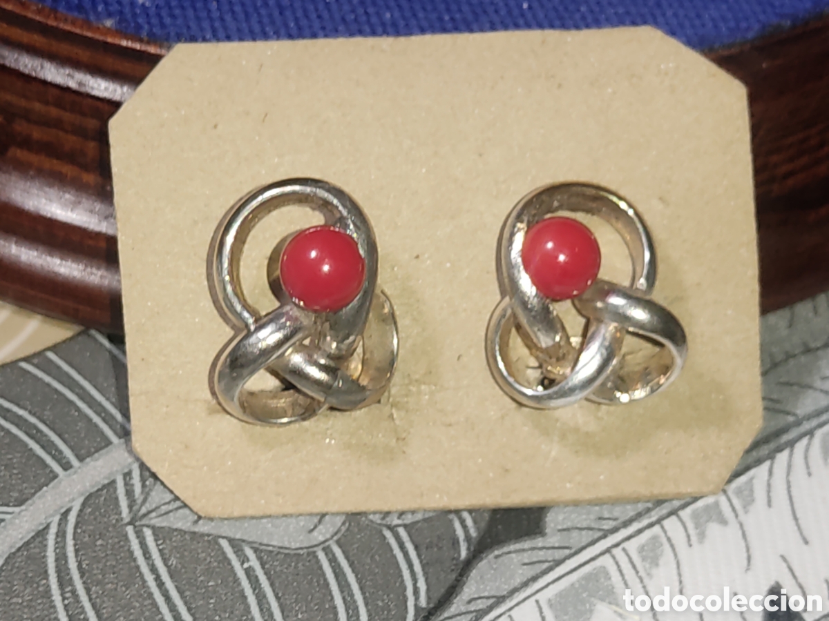 Joyeria: Bonitos pendientes plateados con coral rojo.