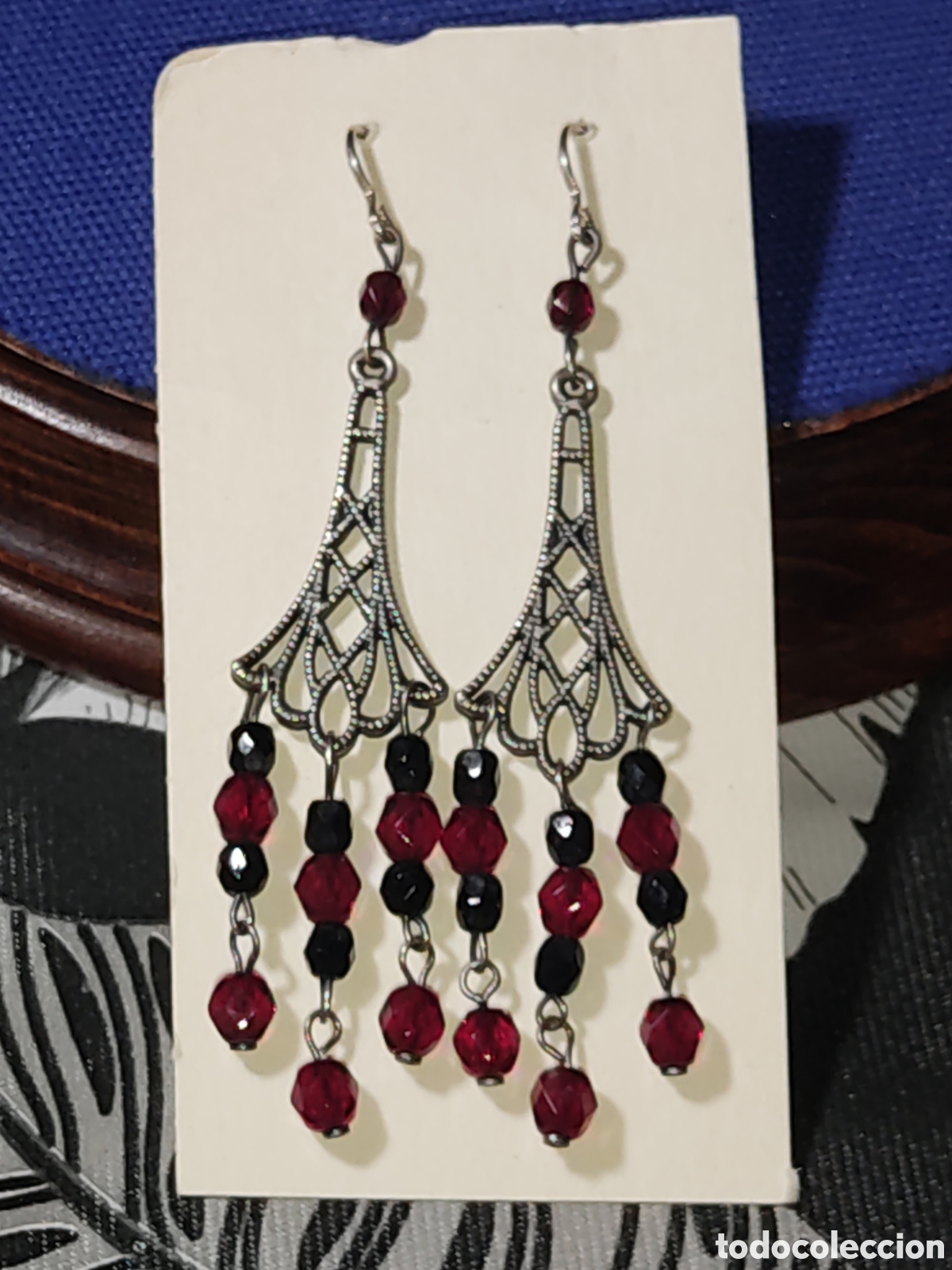 Joyeria: Pendientes largos con cristal granate y negro.Vintage.