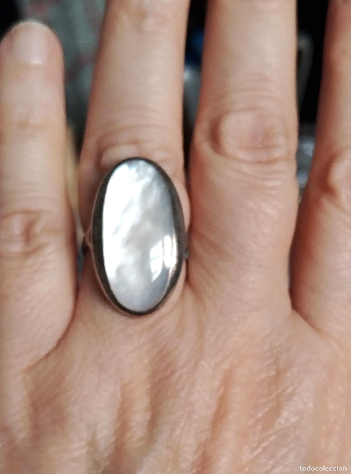 Joyeria: Anillo de plata de ley contrastada con piedra, n&aacute;car.