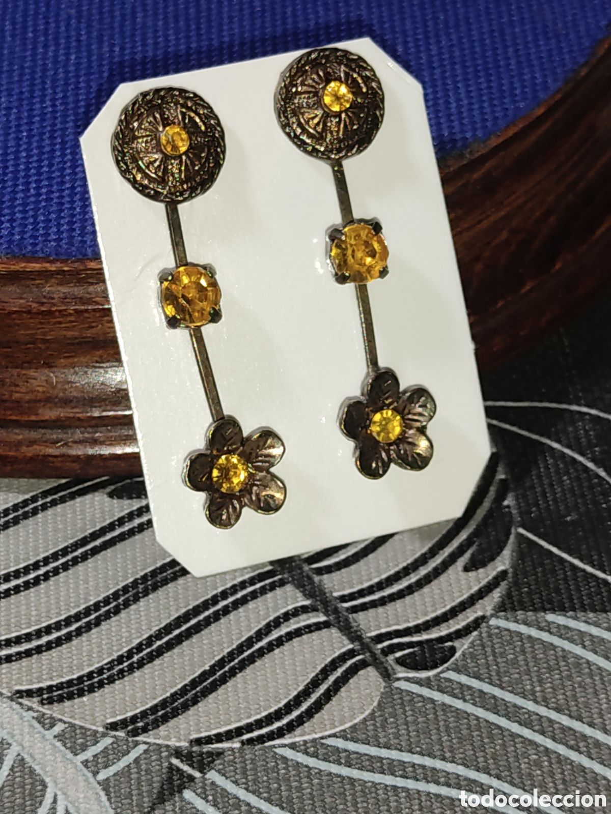 Joyeria: Pendientes modernistas largos con flor y cristales.