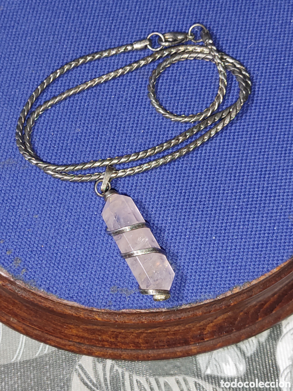 Joyeria: Colgante de cuarzo rosa con cordoncito