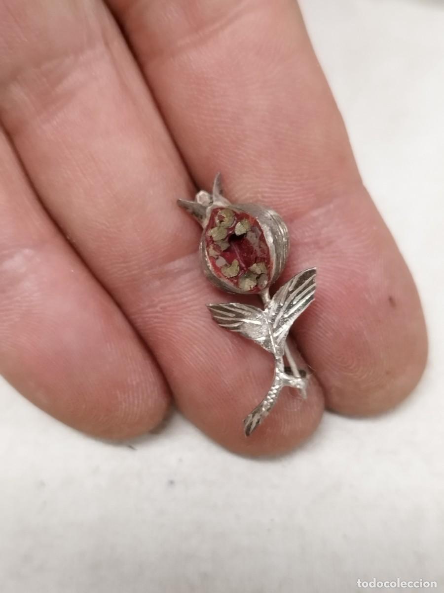 Joyeria: Antiguo broche de una fruta, granada.