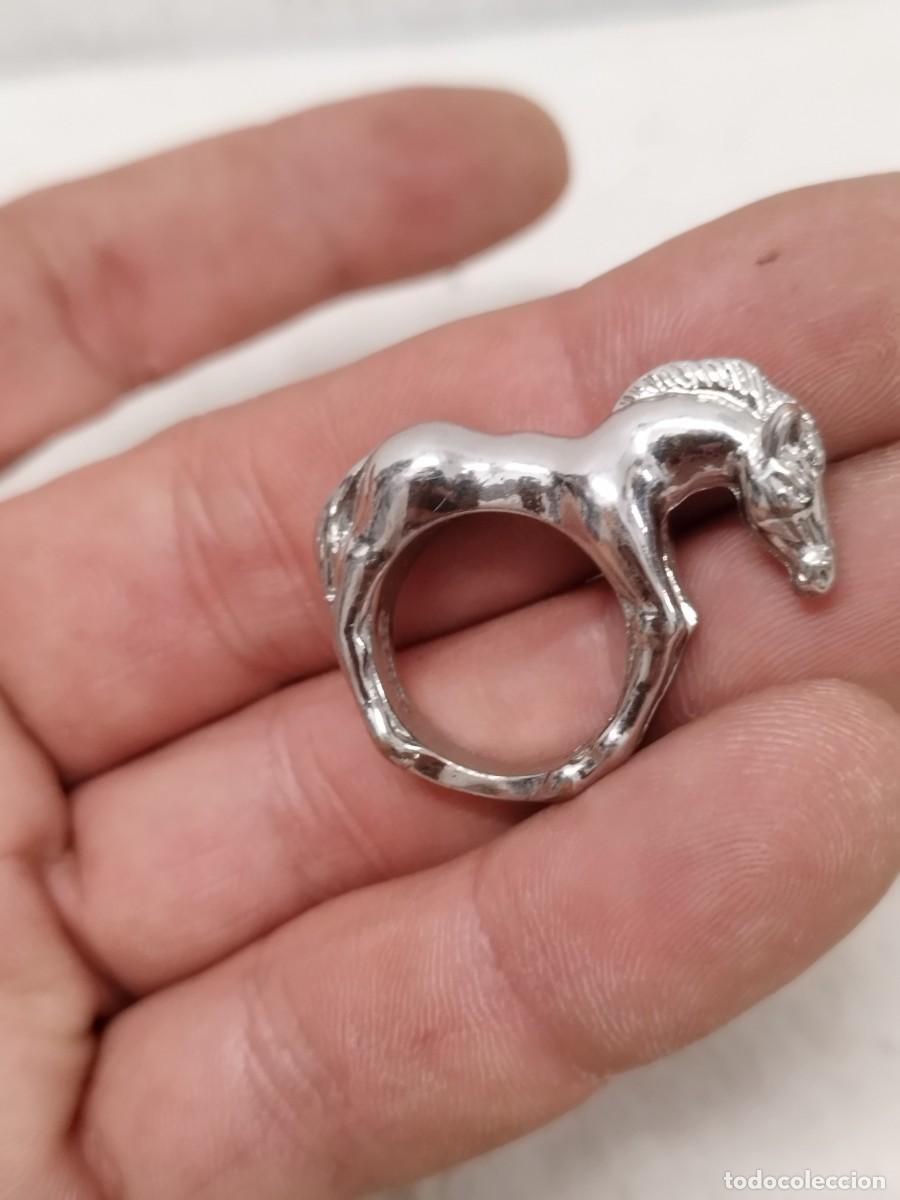 Joyeria: Anillo en forma de caballo, en metal plateado a identificar.
