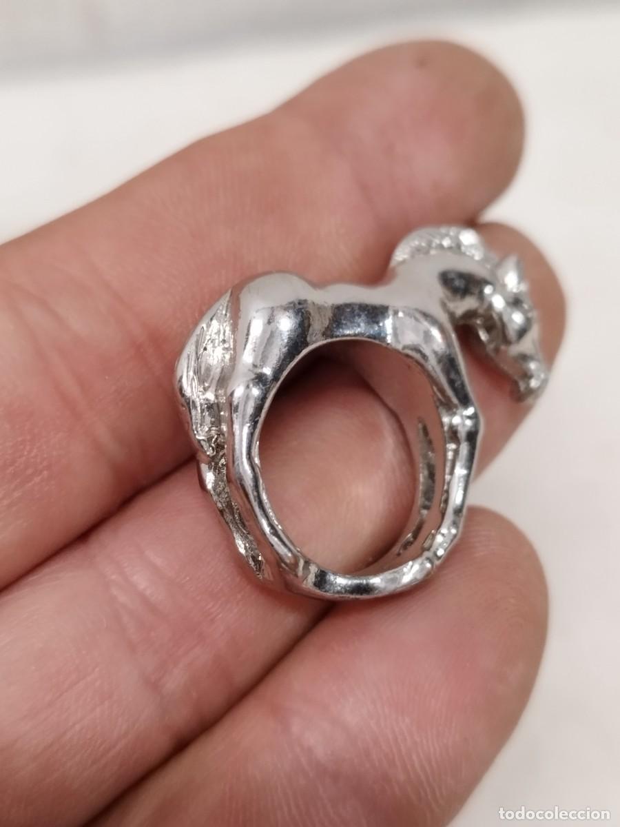 Joyeria: Anillo en forma de caballo, en metal plateado a identificar. - Foto 2