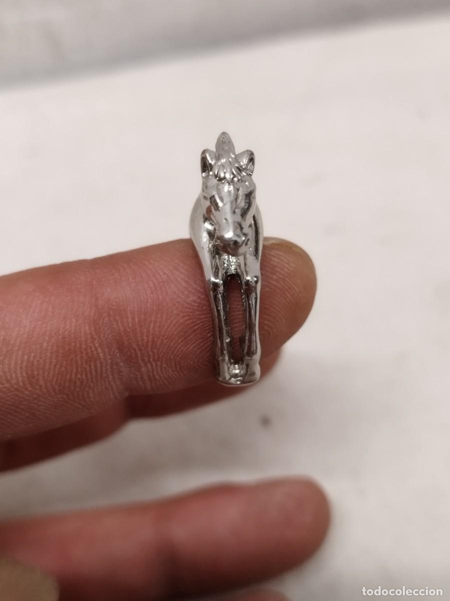 Joyeria: Anillo en forma de caballo, en metal plateado a identificar. - Foto 3