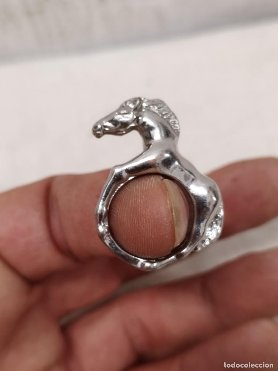 Joyeria: Anillo en forma de caballo, en metal plateado a identificar. - Foto 4