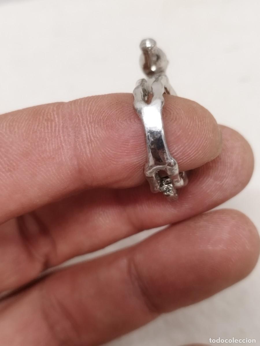 Joyeria: Anillo en forma de caballo, en metal plateado a identificar. - Foto 5