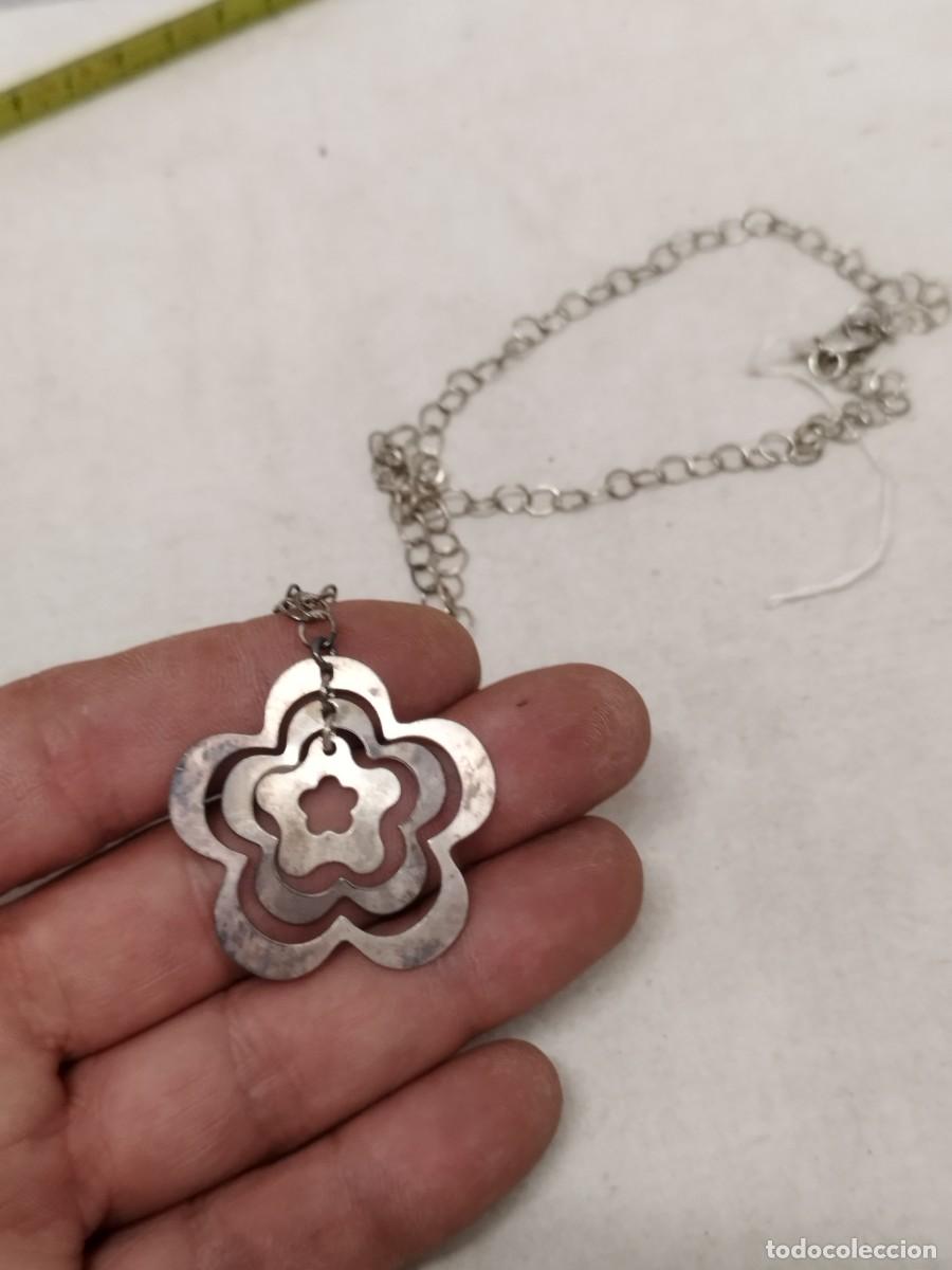 Joyeria: Antiguo colgante de una flor de 5 petalos, con cadena de eslabones.