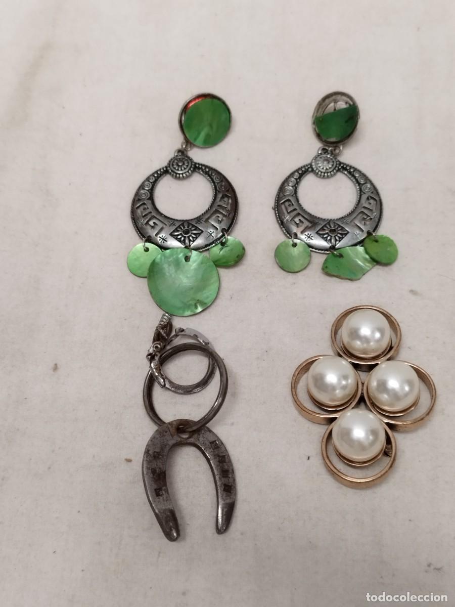 Jewelry: Lote de pareja o par de pendientes, broche y colgante en forma de herradura.