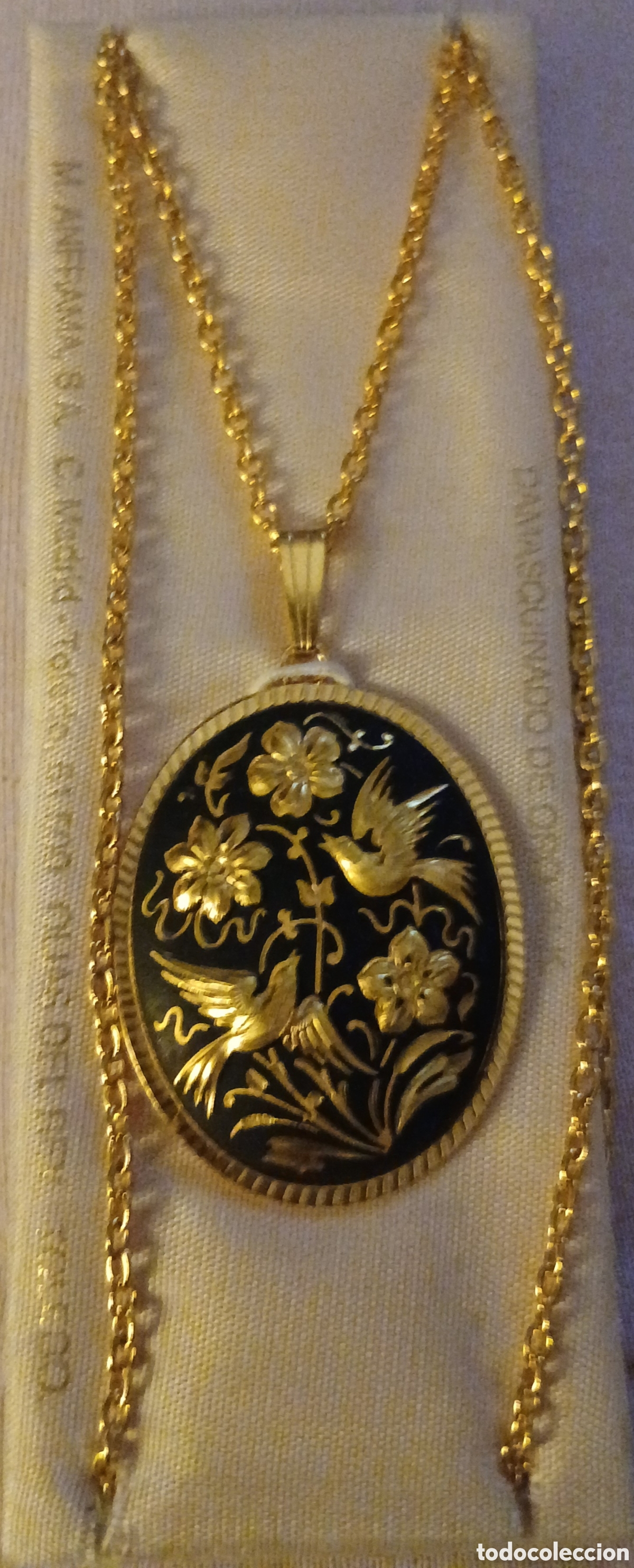 Joyeria: Cadena y colgante damasquidado en oro de veinticuatro quilates.
