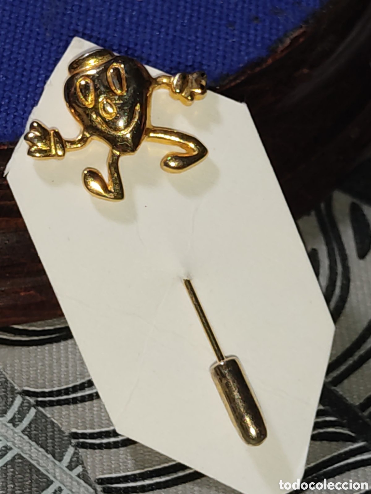 Joyeria: Aguja dorada para solapa con Logo. - Foto 2