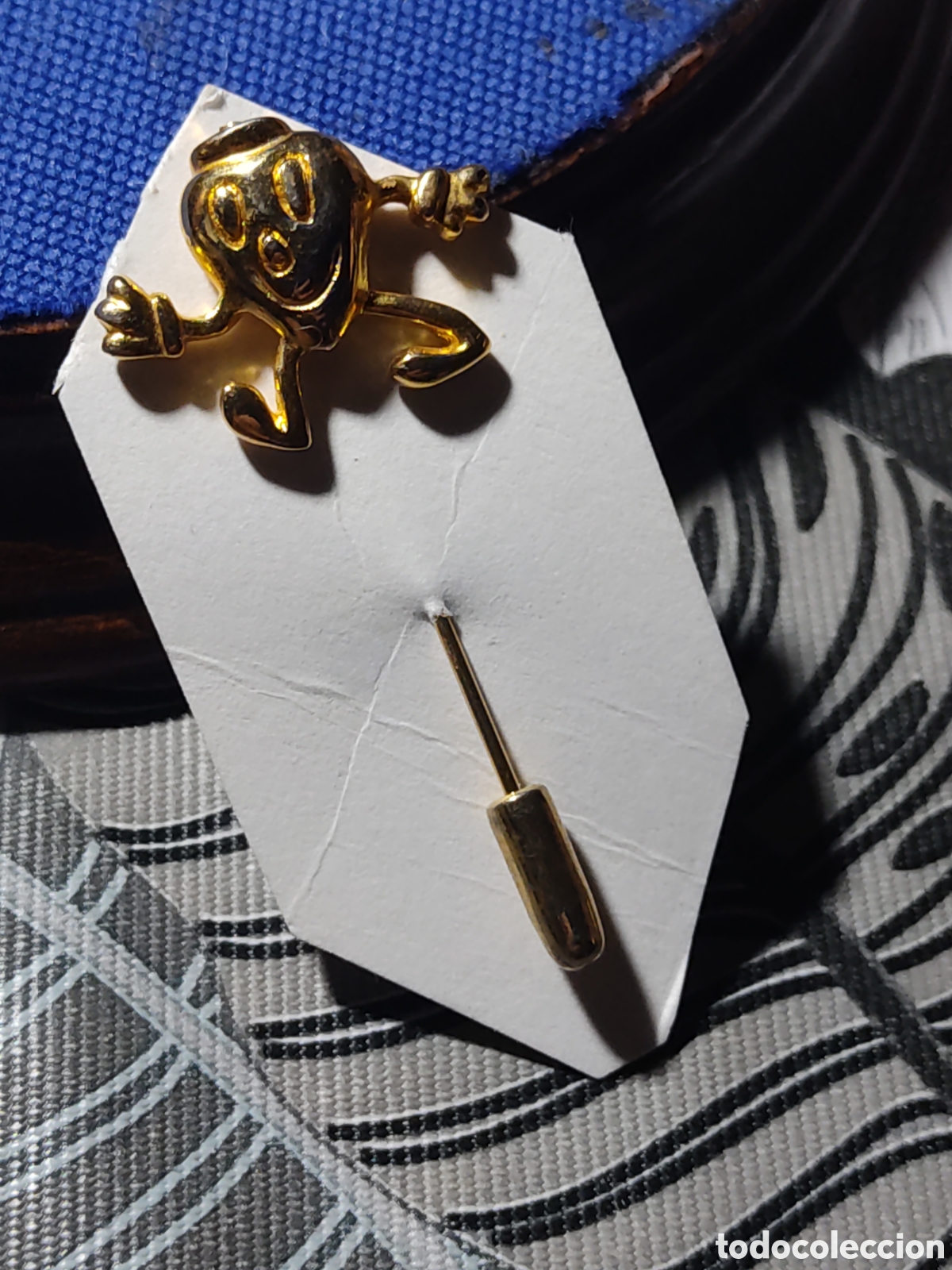 Joyeria: Aguja dorada para solapa con Logo. - Foto 1