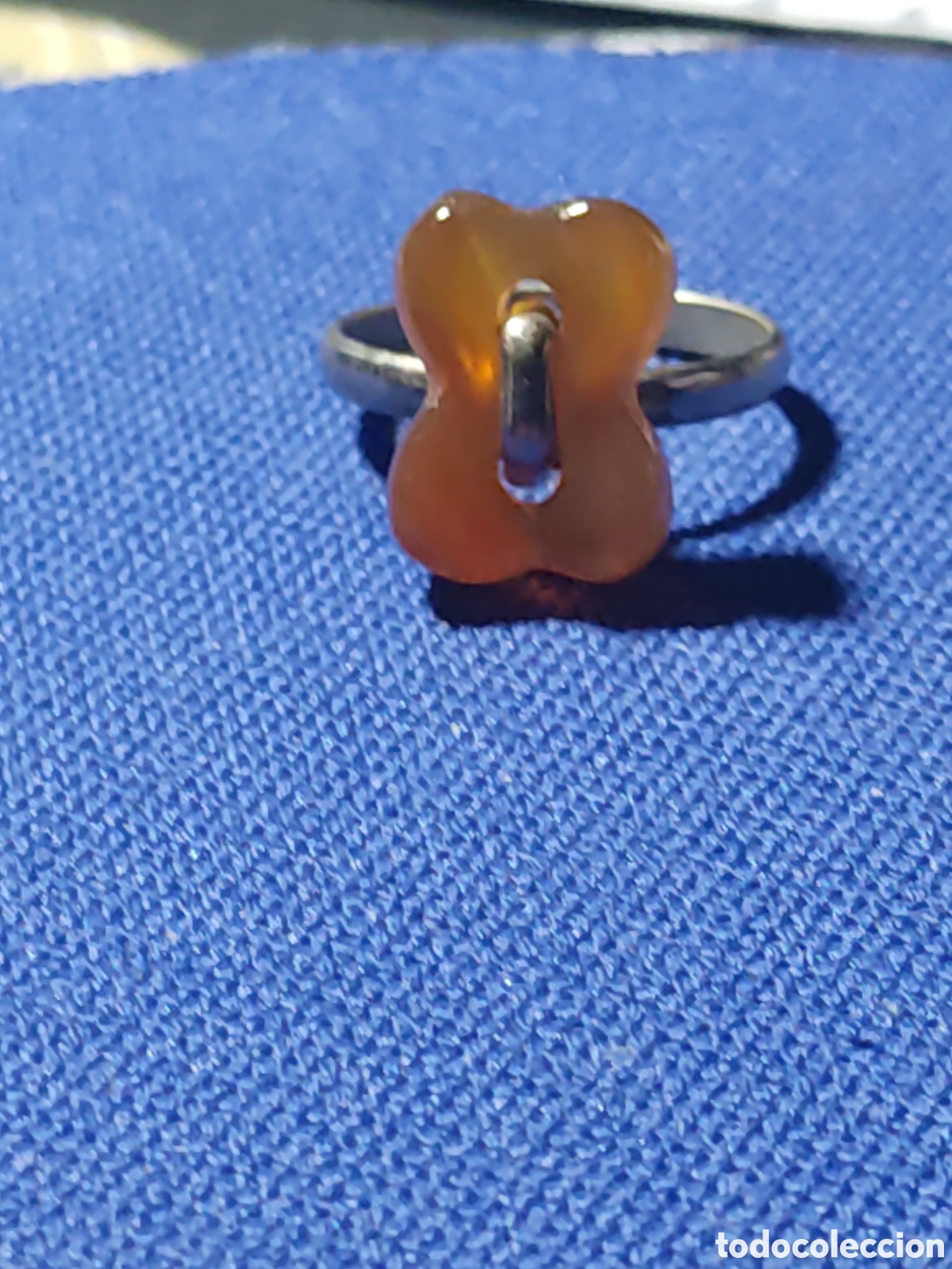 Joyeria: Anillo con hueso tallado en &aacute;gata, ajustable.