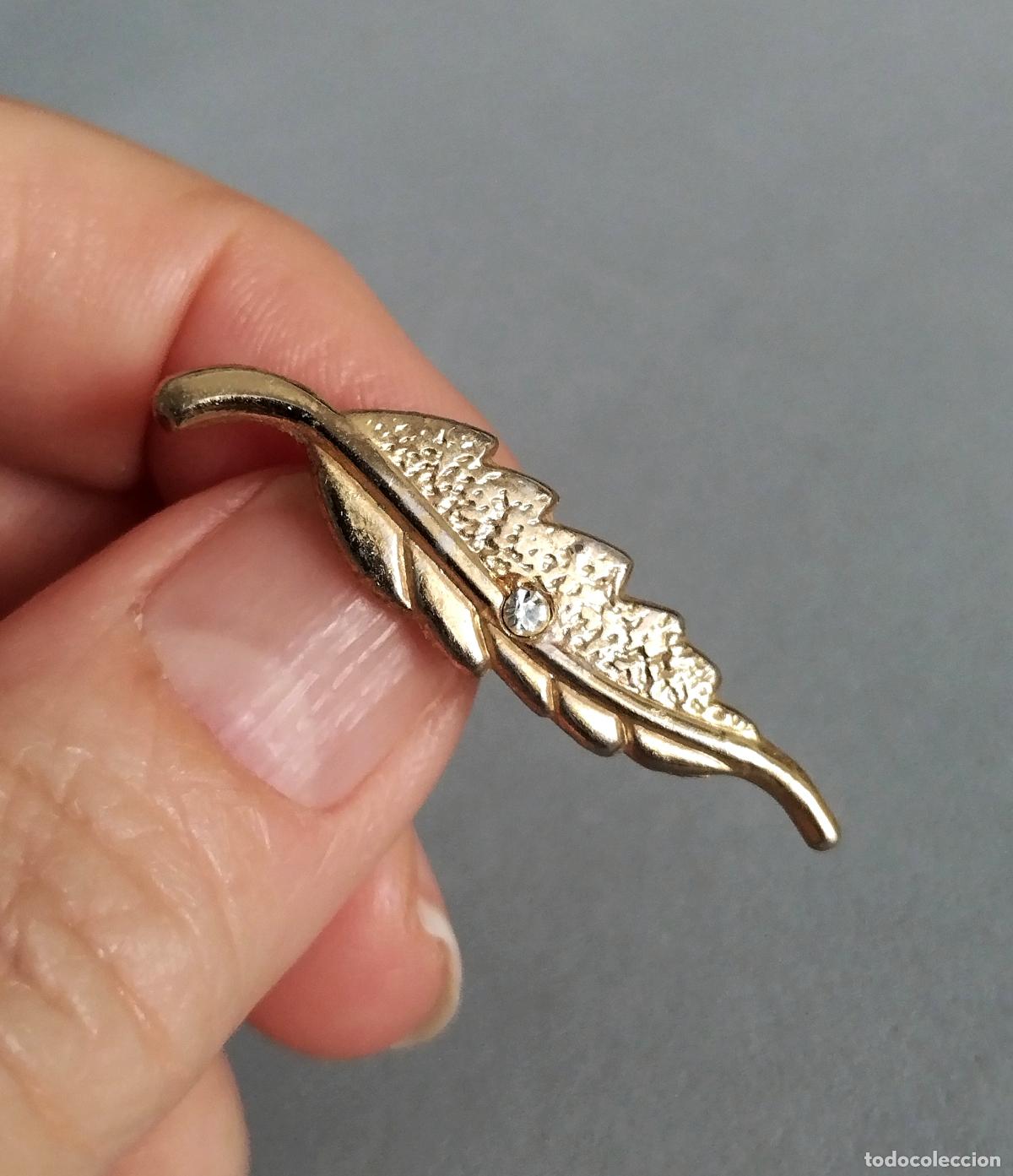 Joyeria: Peque&ntilde;o broche dorado, forma de hoja. - Foto 1