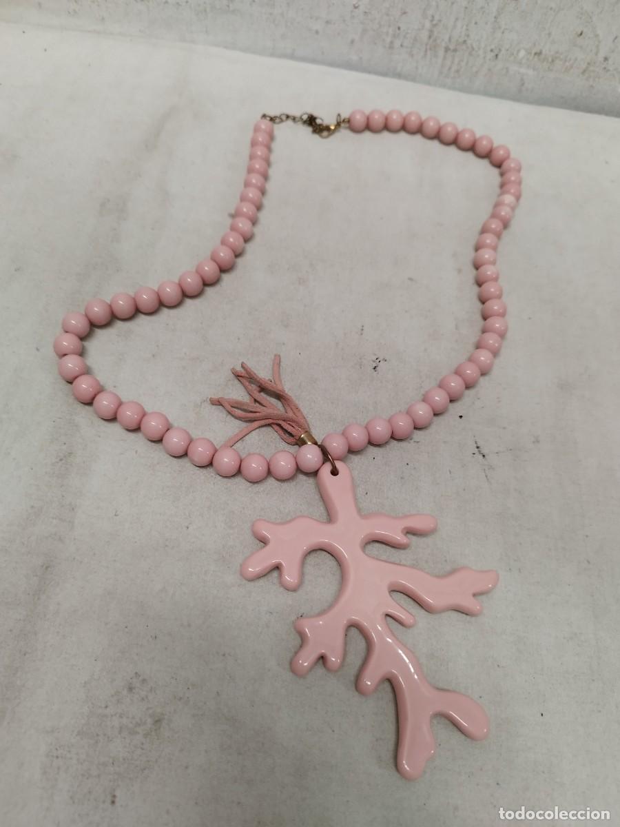 Joyeria: Gran collar de grandes cuentas con colgante forma de coral. De color rosa.