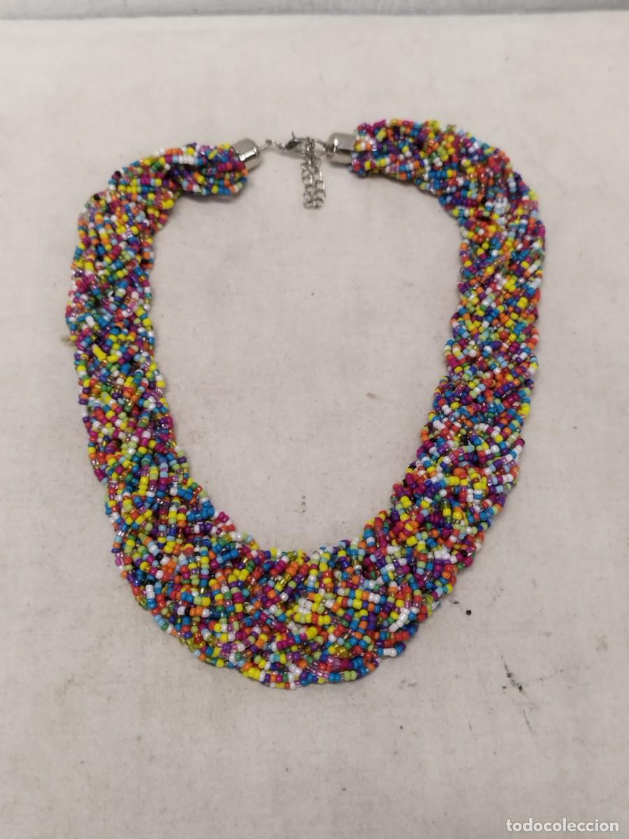 Joyeria: Gran collar de peque&ntilde;as cuentas de colores.