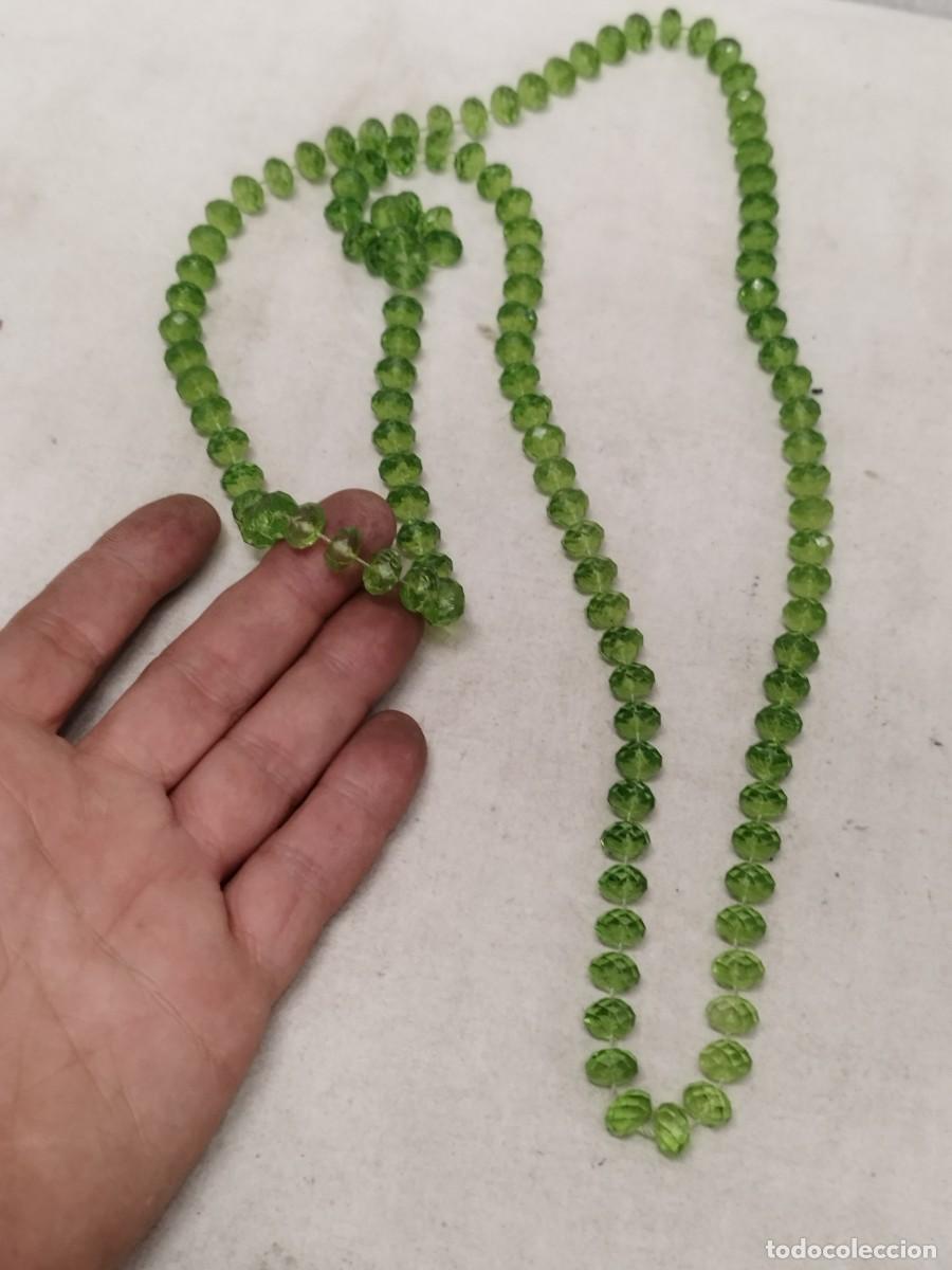 Joyeria: Gran collar de cuentas de color verde traslucido.