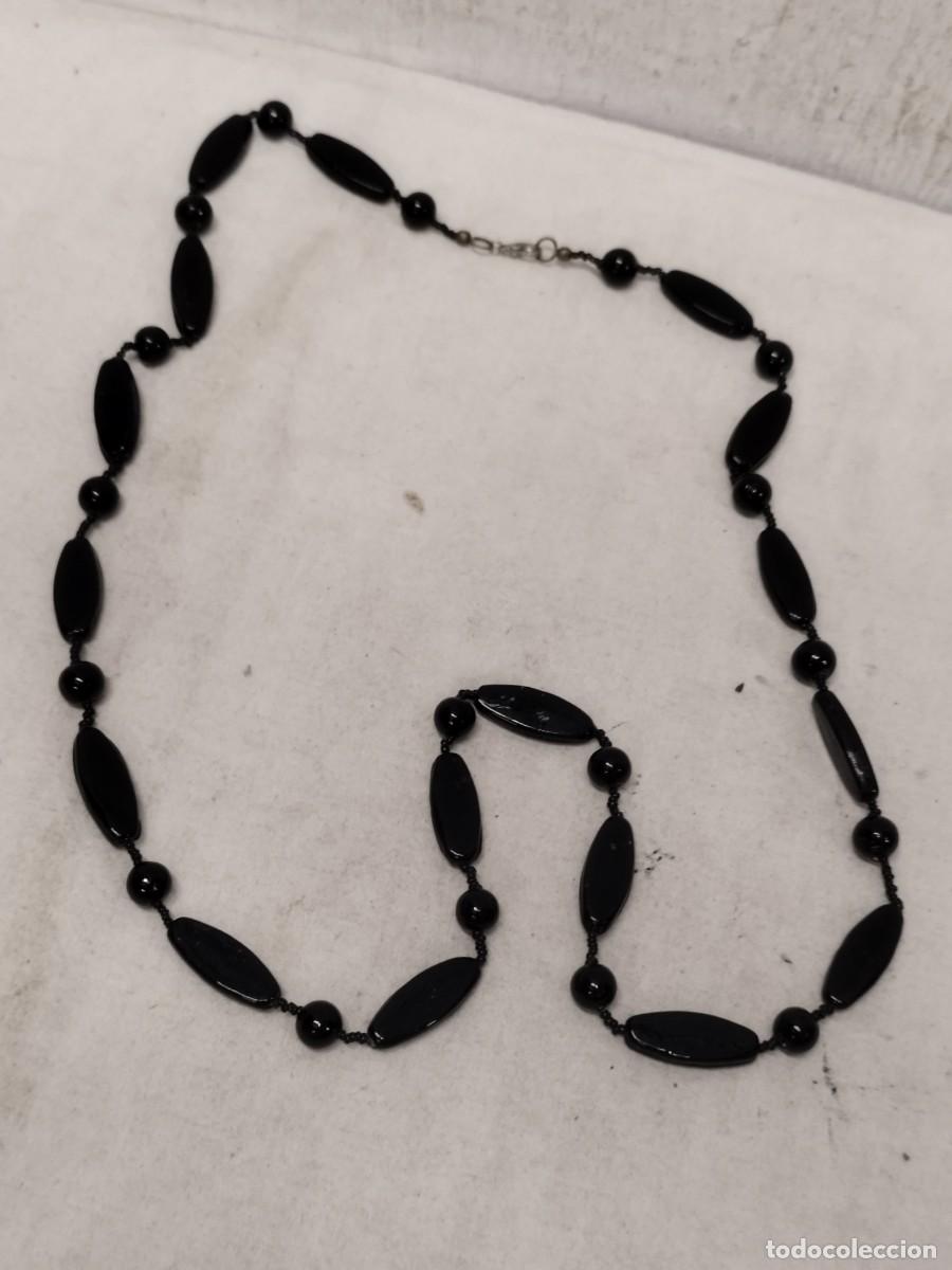 Joyeria: Antiguo gran collar con cuentas de color negro, parece de cristal.