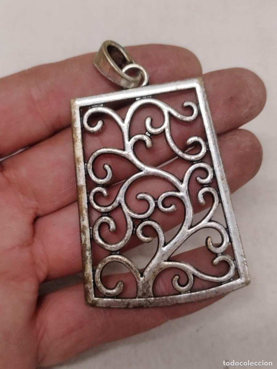Joyeria: Antiguo colgante con forma de arbol.