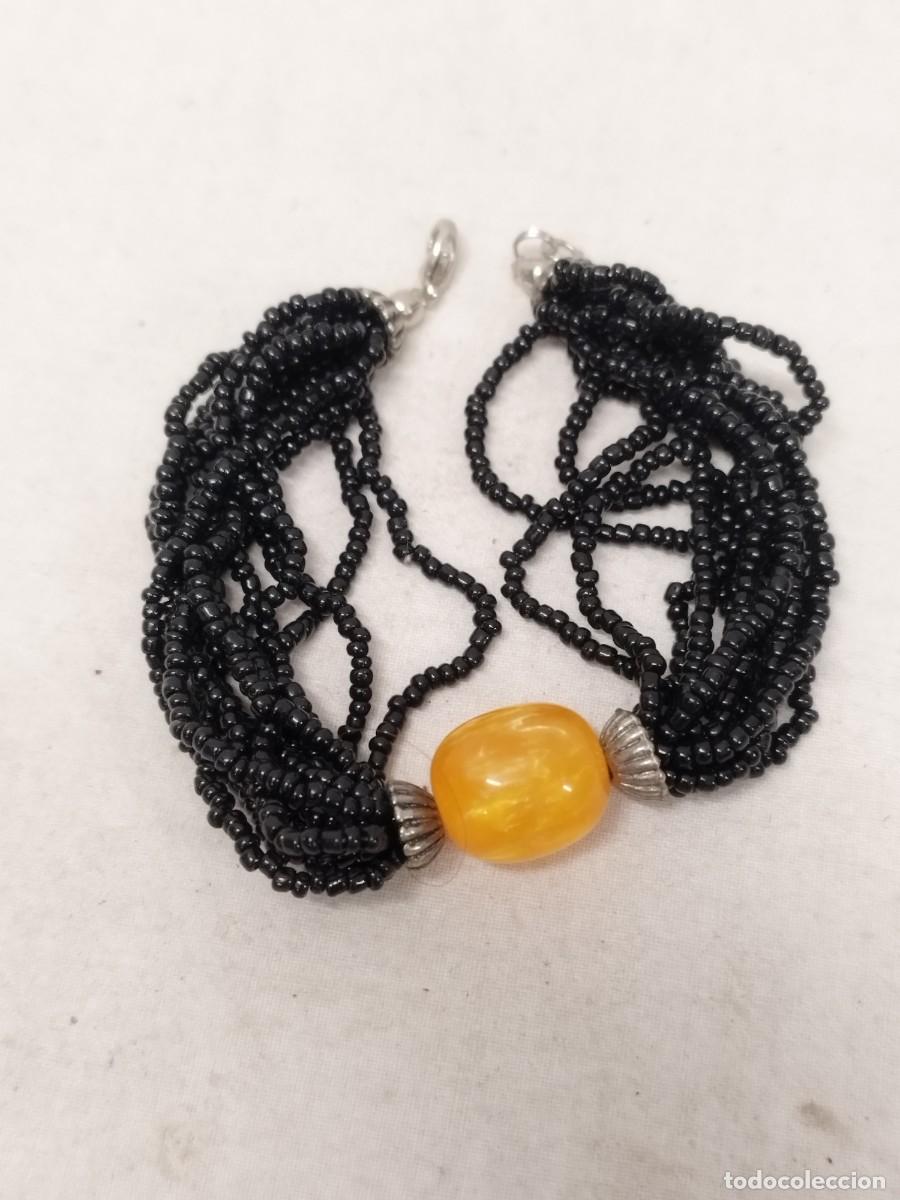Joalharia: Pulsera de peque&ntilde;as cuentas negras y una grande en el centro.