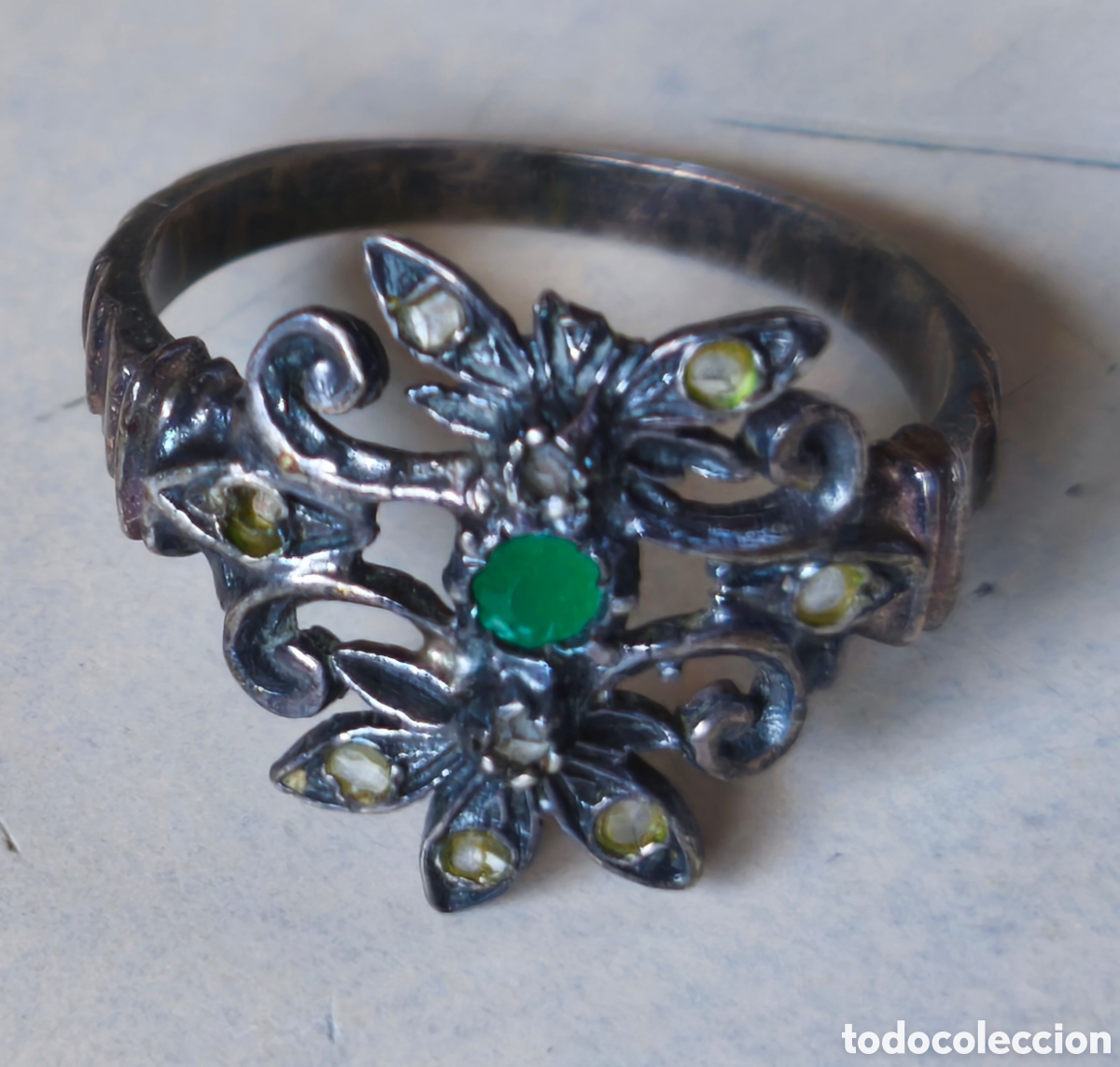 Joyeria: Anillo modernista con cristal o piedrecita verde esmeralda.