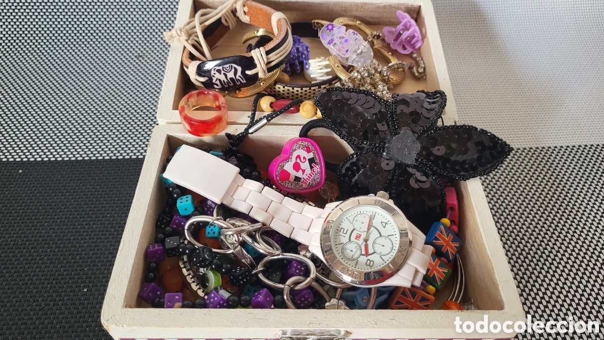 Jewelry: Lote varias bisuter&iacute;as y caja joyero madera L5