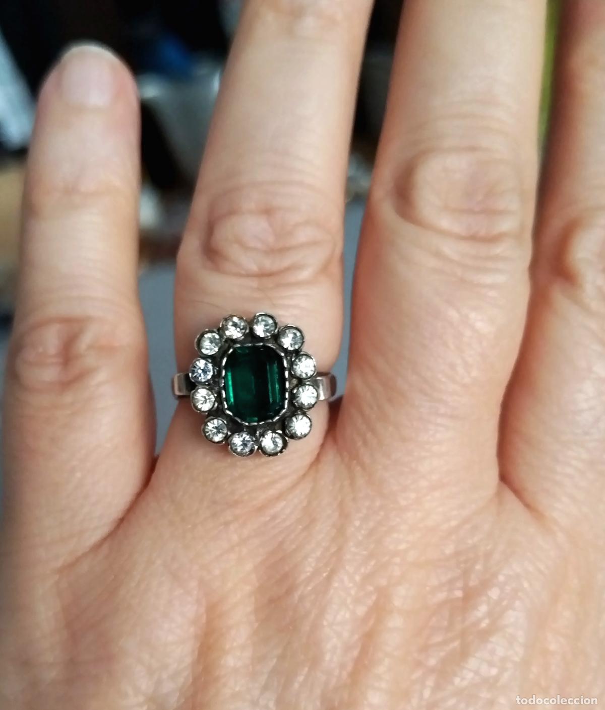 Joyeria: Antiguo anillo plata de ley con piedra verde, y cristalitos.