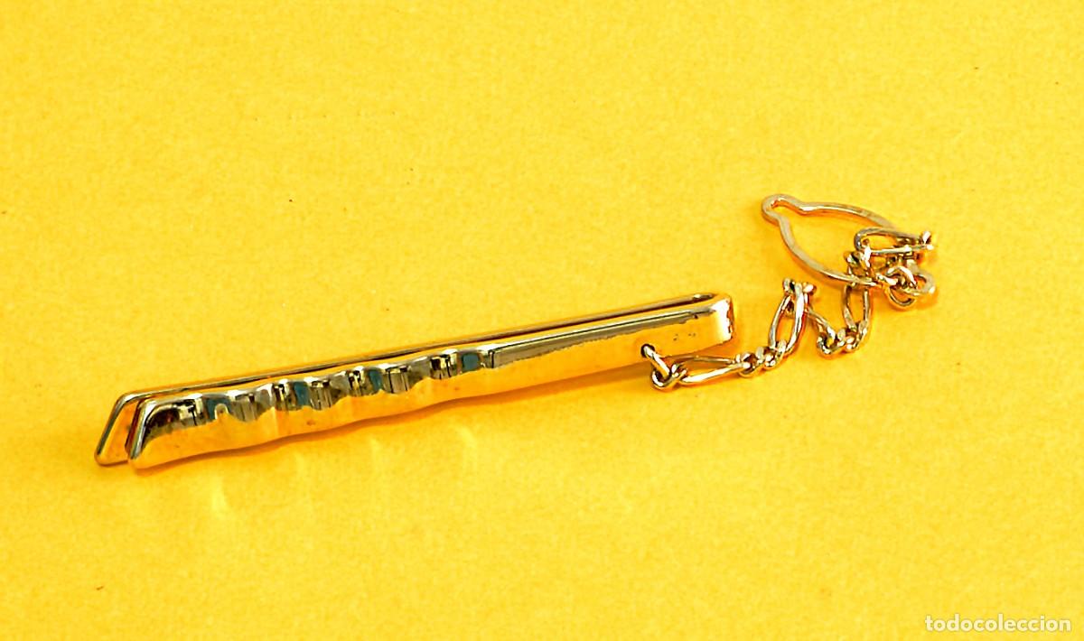 Joyeria: Pasador de corbata dorado, dise&ntilde;o cl&aacute;sico con cadena de seguridad