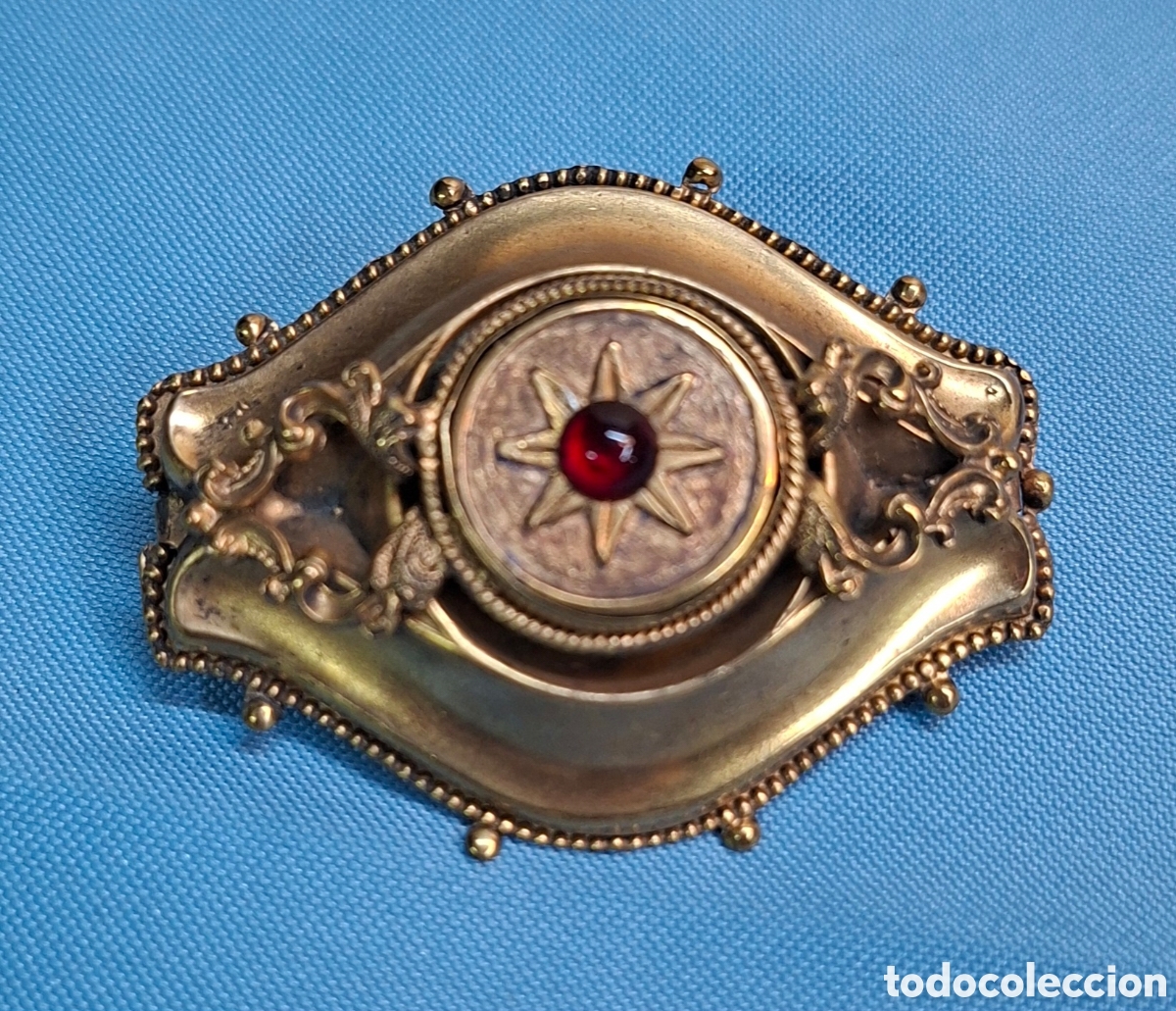 Joyeria: Broche antiguo de lat&oacute;n dorado Siglo XIX