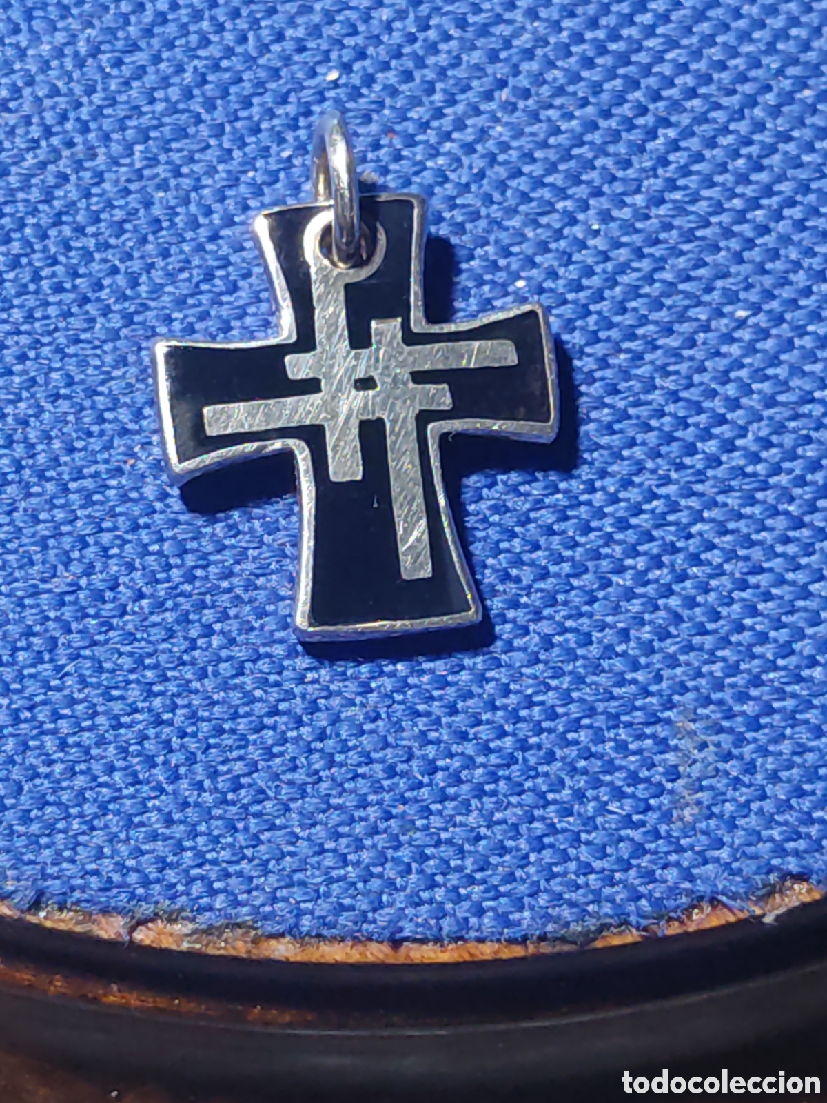Joyeria: Colgante cruz rara de plata maciza contrastada y esmalte.