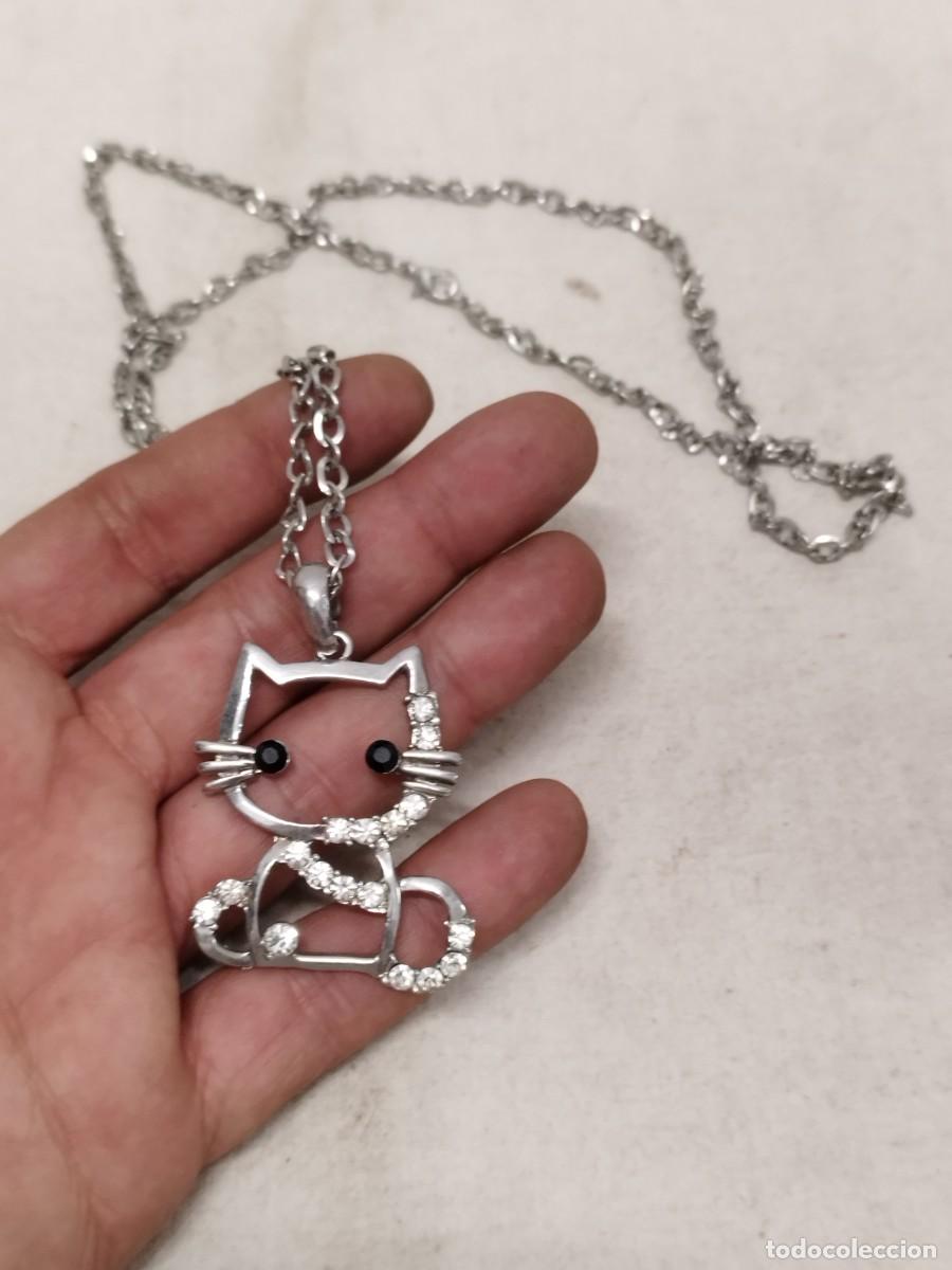 Joyeria: Collar con colgante posiblemente de Hello Kitty, con pedrer&iacute;a identificar y cadena de eslabones.