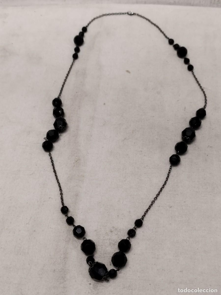 Joyeria: Antiguo gran collar de cuentas de color negro, de principios siglo XX.