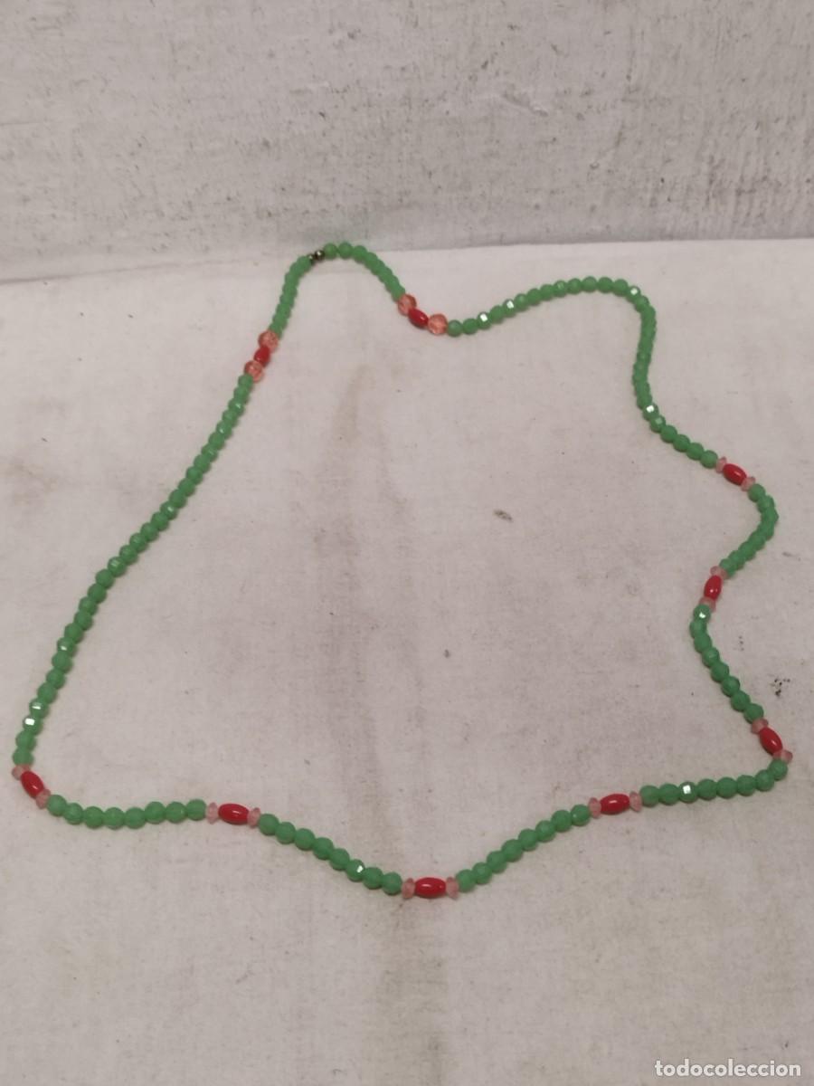 Joyeria: Antiguo gran collar, de cuentas grandes de colores verde, rojo y rosa.