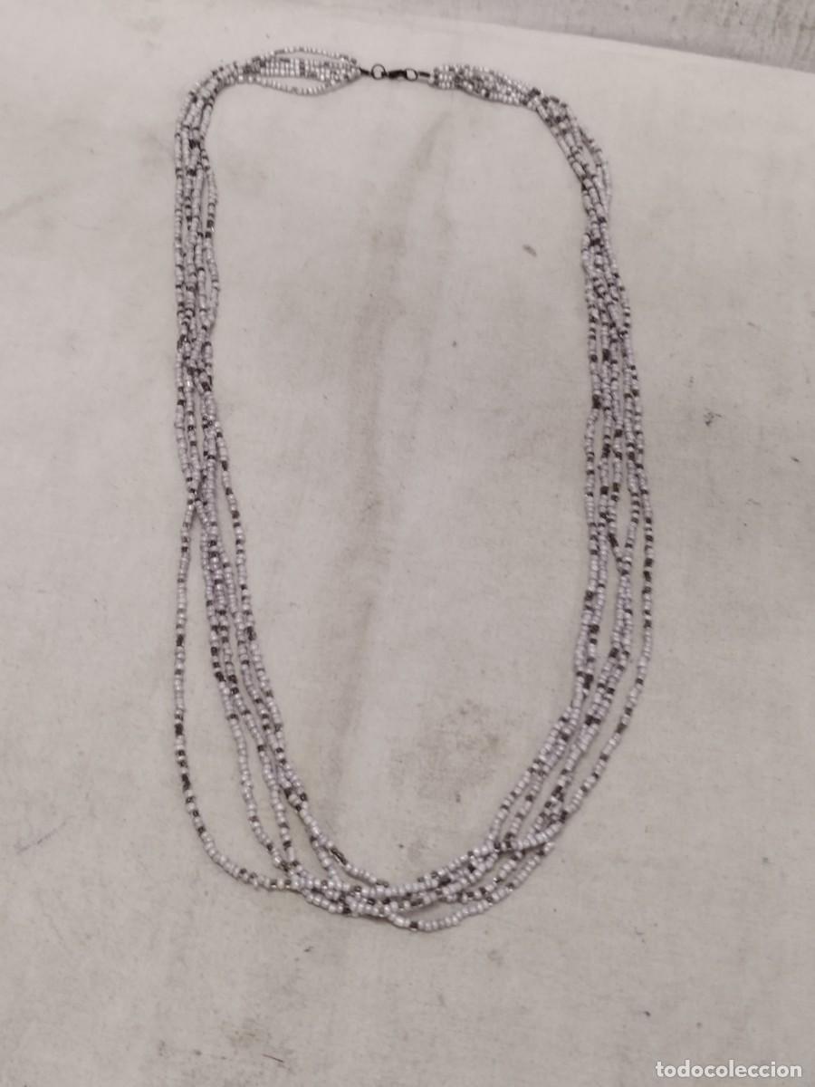 Joyeria: Gran collar de peque&ntilde;as cuentas, formado de 5 collares.