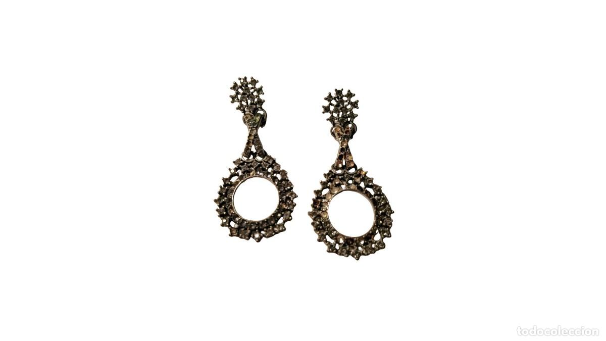 Joyeria: PAR DE PENDIENTES COLGANTES DE CLIP - ARO CALADO CON STRASS PAV&Eacute; Y REMATE ESTELAR - A&Ntilde;OS 1970-80