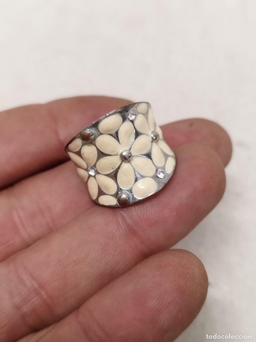 Joyeria: Anillo de metal plateado con motivos florales.