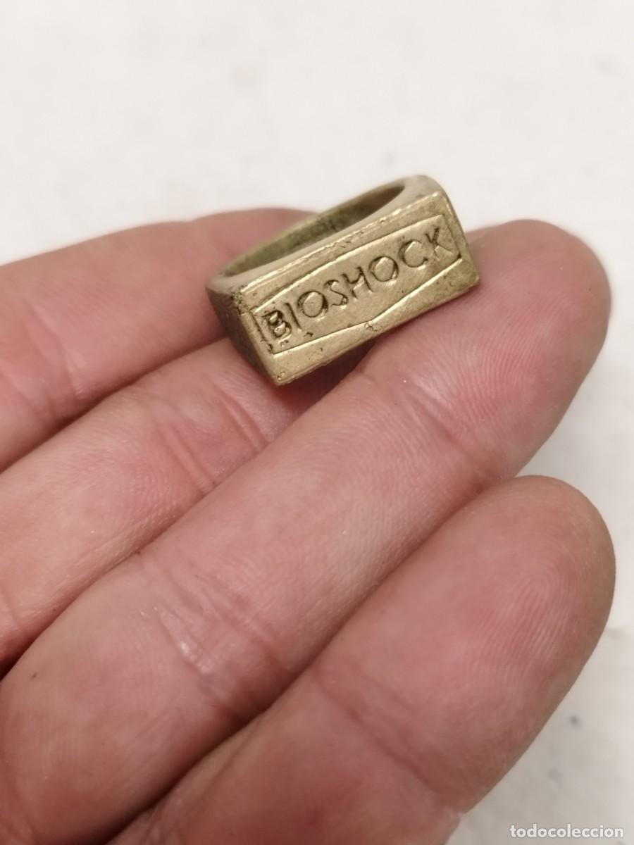 Joyeria: Antiguo anillo tipo sello, de bronce o lat&oacute;n. Marcado Bioshock.