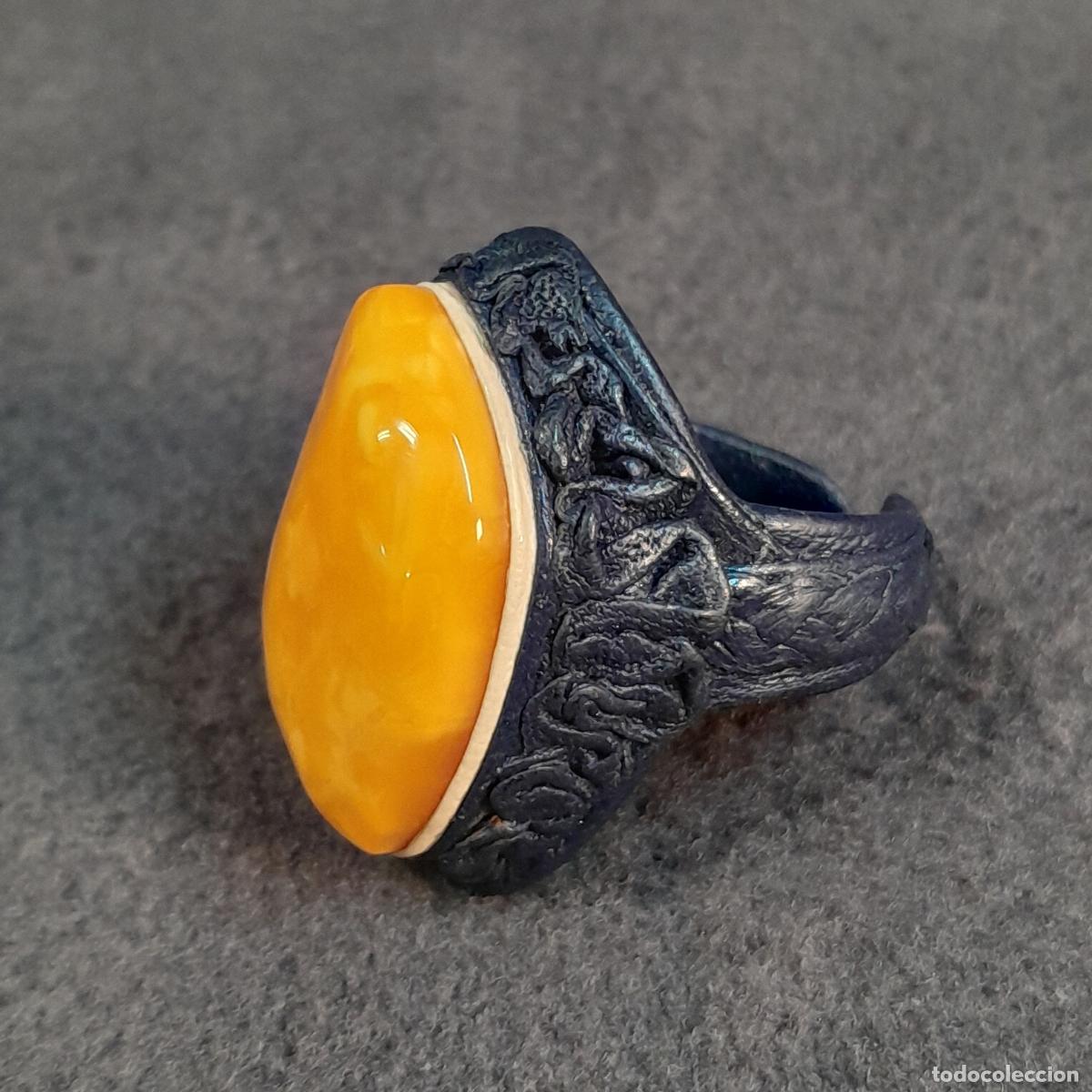 Joyeria: J-4473.ANILLO CON CABUJ&Oacute;N EN POLVO DE &Aacute;MBAR Y MONTURA DE SEMICUERO.MEDIADOS DEL S.XX.