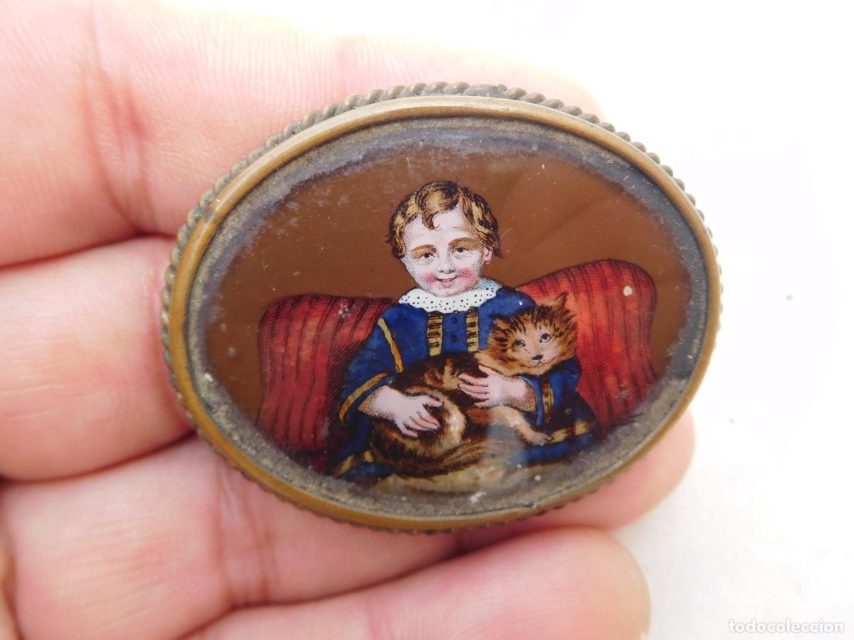 Joyeria: Broche antiguo cristal con reflejos ni&ntilde;o sentado con gato