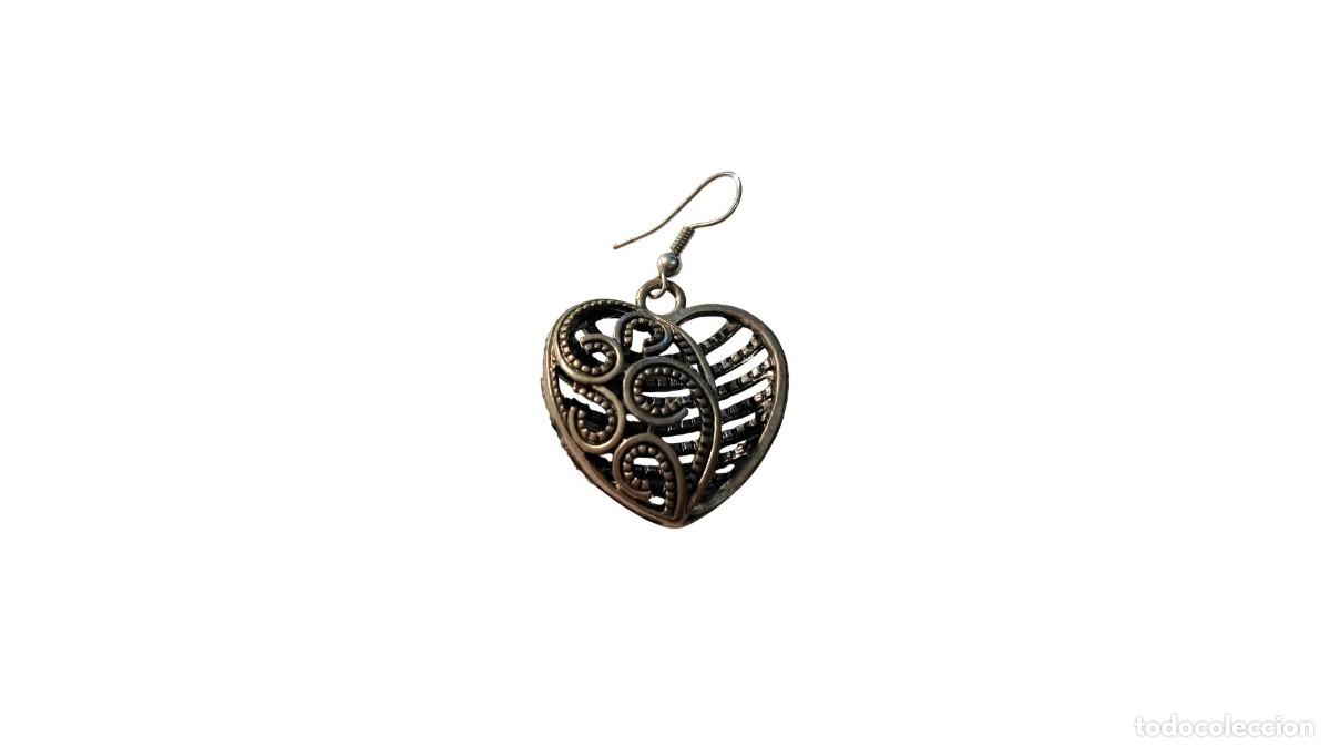 Joyeria: PENDIENTE COLGANTE SOLITARIO - CORAZ&Oacute;N VOLUM&Eacute;TRICO CALADO CON FILIGRANA DE ESPIRALES- A&Ntilde;OS 1990-2000