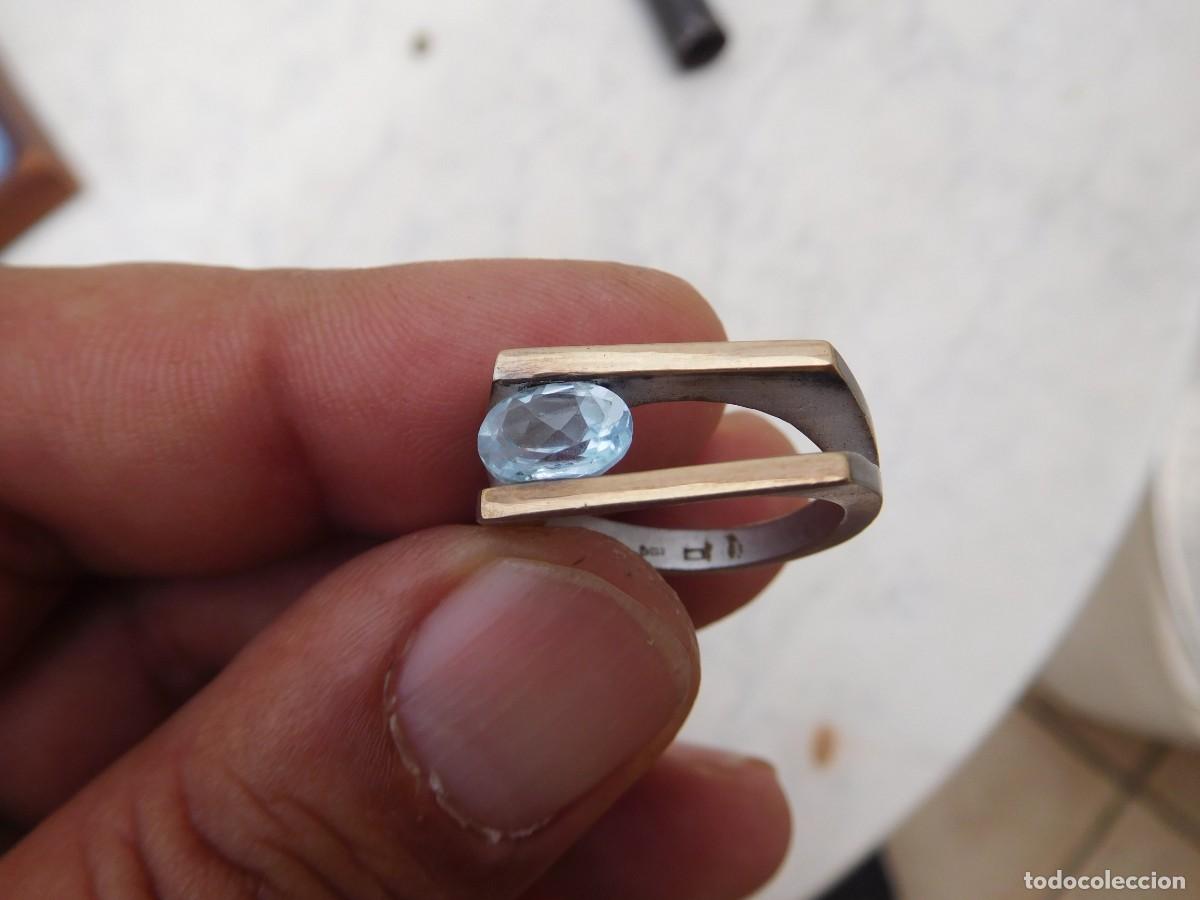 Joyeria: Anillo de plata de dise&ntilde;o con detalle dorado y piedra mineral azul
