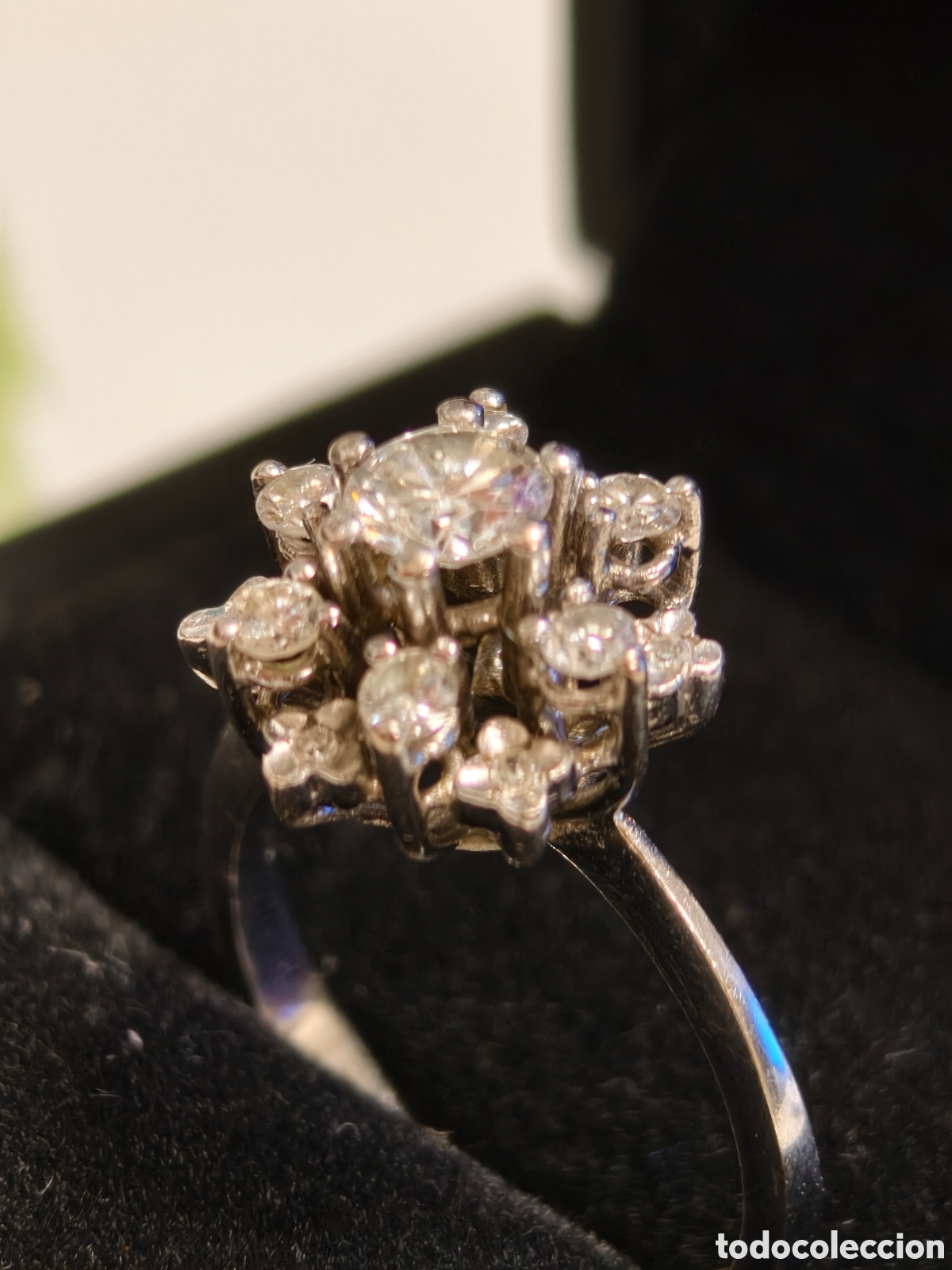 Joyeria: Anillo Orla Flor de Oro Blanco 18k y Diamantes Talla Brillante - Alta Joyer&iacute;a