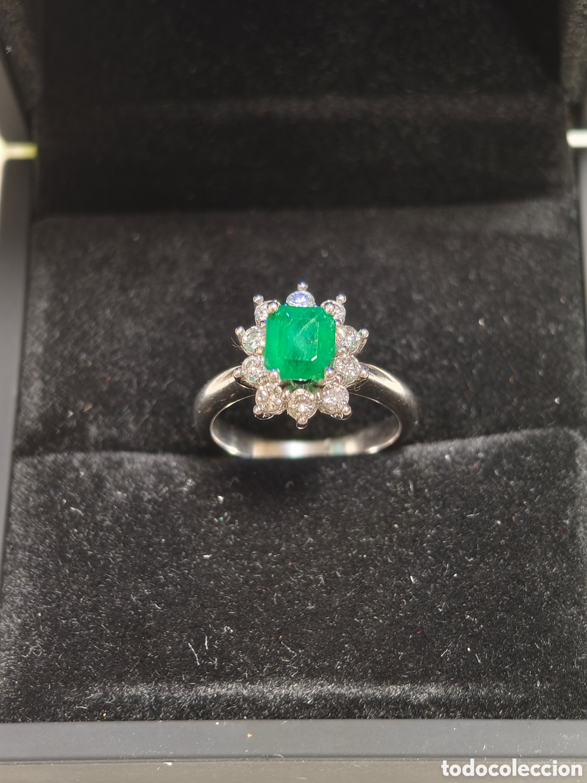 Joyeria: Anillo Orla en Oro Blanco 18k con Esmeralda Natural y 10 Brillantes