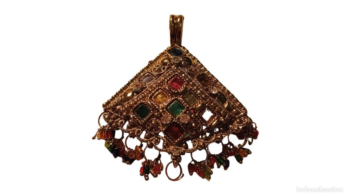 Joyeria: COLGANTE FILIGRANA DORADA MOGOL &middot; PIEDRAS MULTICOLOR CUADRADAS &middot; &Eacute;TNICO INDIA/AFGANO &middot; A&Ntilde;OS 70/80